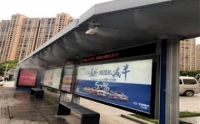 公交站候車棚有了降溫除塵設備的身影